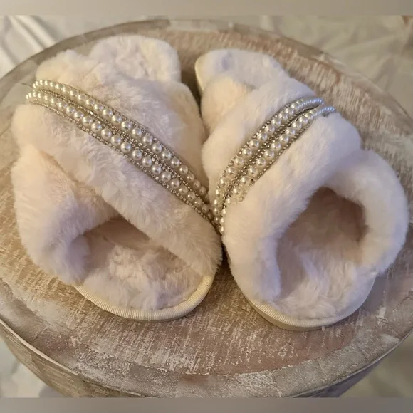 Pearl Slippers - Picture 1 of 3